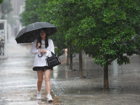 Japon: une tempête tropicale frappe Tokyo, alerte aux inondations
