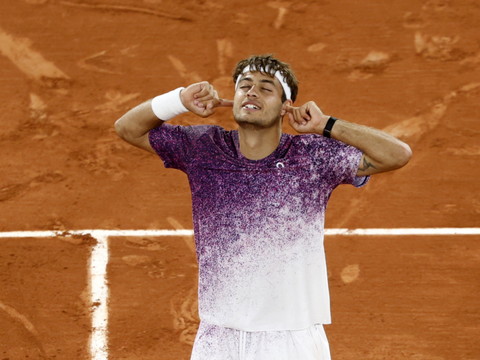 Cobolli bat Auger-Aliassime et file en demi-finale