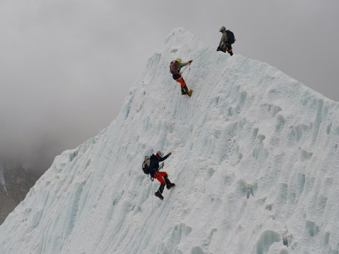 Un grimpeur disparu dans l'Everest retrouvé vivant six jours après
