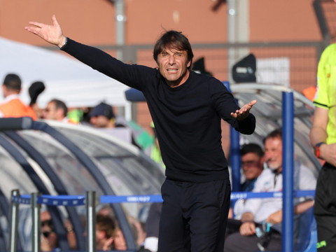 Naples officialise le départ d'Antonio Conte
