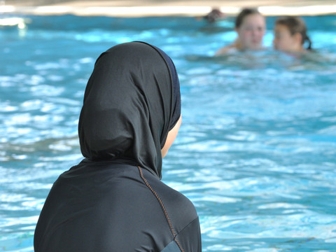Recours à Genève contre l'interdiction des maillots de bain longs