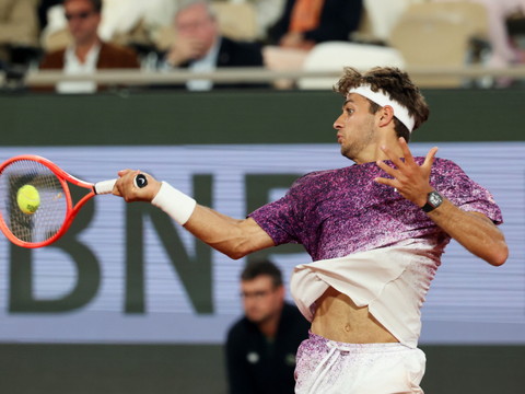 Cobolli rejoint Zverev en finale après le forfait d'Arnaldi
