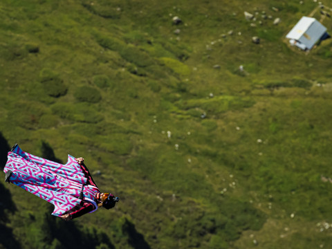 Un adepte de wingsuit se tue près de Vättis SG