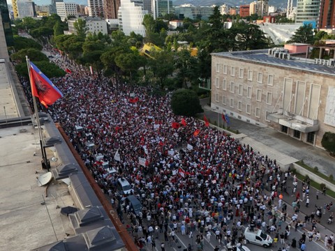 Poursuite des manifestations contre un projet lié à Trump