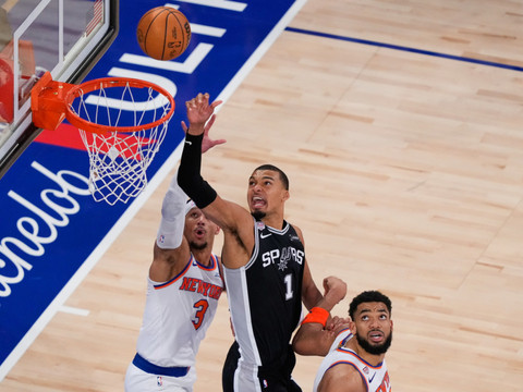 Wembanyama relance les Spurs à New York, sous les yeux de Trump