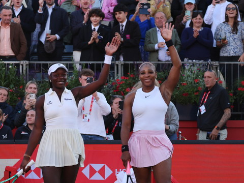 Serena Williams remporte un premier match en double pour son retour