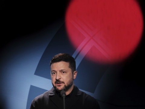 Zelensky participera au G7 mardi, annonce Emmanuel Macron