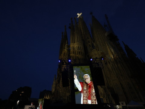 Léon XIV bénit la plus haute tour de la Sagrada Familia