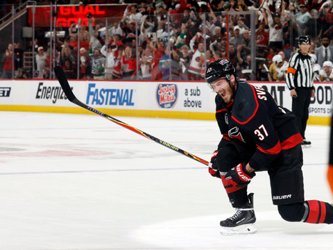 Deux pucks de Coupe Stanley pour les Hurricanes