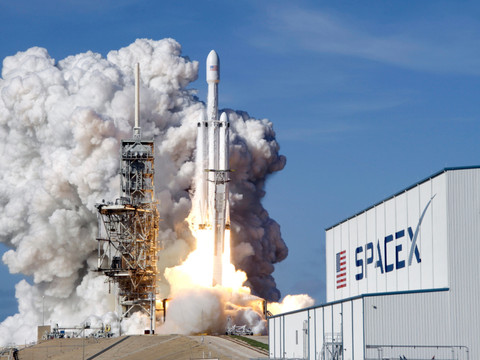 SpaceX lance sa fusée phare Falcon 9 avant son entrée en Bourse