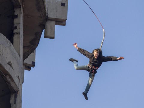 Brésil: une jeune femme meurt lors d'un saut dans le vide
