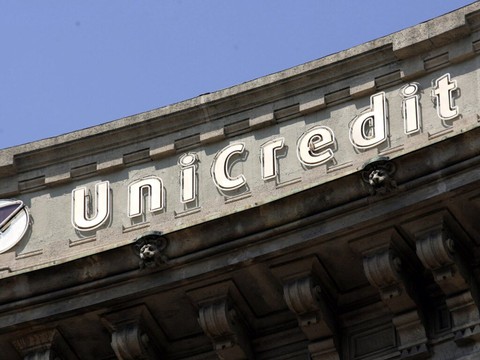 UniCredit contre-attaque, accuse Commerzbank de semer la confusion