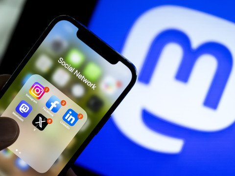 Réseaux sociaux et plateformes dépassent les médias traditionnels