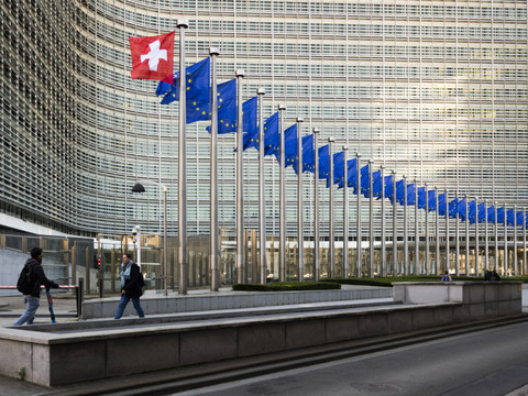 Une courte majorité des Suisses est favorable à un accord avec l'UE