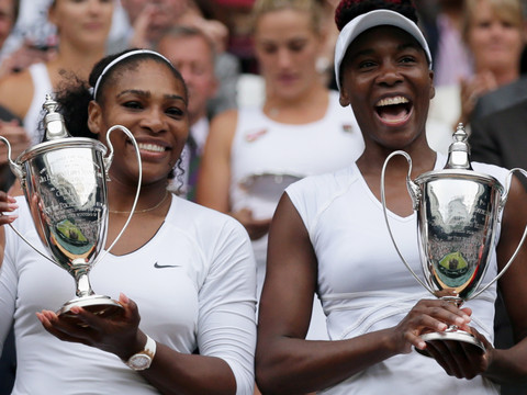 Venus et Serena Williams disputeront le double ensemble