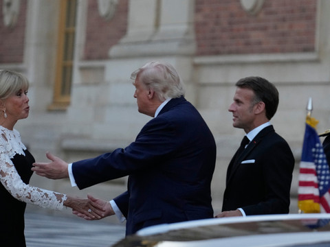 Trump est arrivé au château de Versailles pour un dîner avec Macron