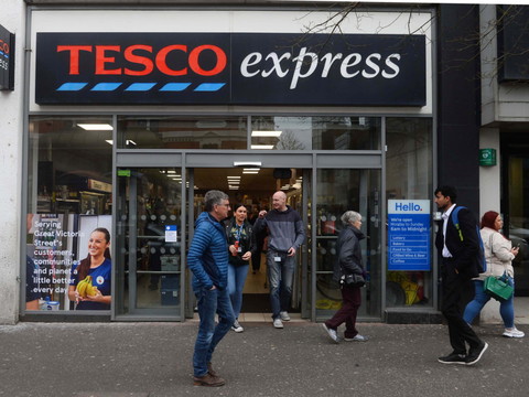 Tesco annonce des ventes en hausses mais les incertitudes perdurent