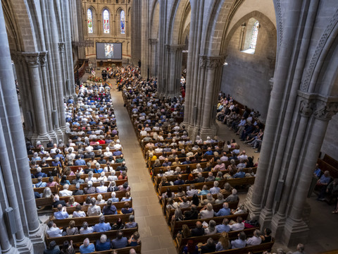 Cathédrale Saint-Pierre pleine pour l'adieu à Jean Ziegler à Genève