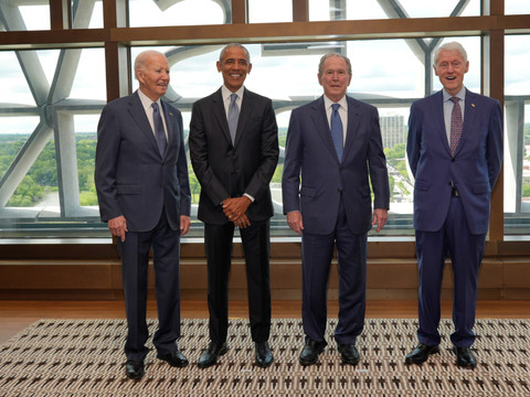 Obama entouré d'anciens présidents pour l'inauguration de son musée