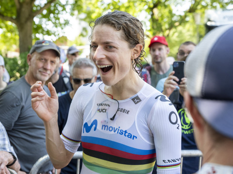Marlen Reusser prend le maillot jaune