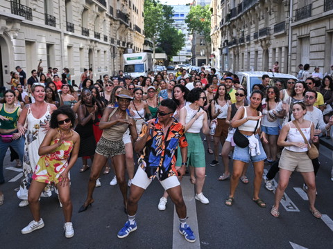 La France fête la musique sous une chaleur étouffante