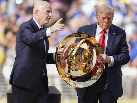 Donald Trump remettra le trophée au vainqueur de la finale
