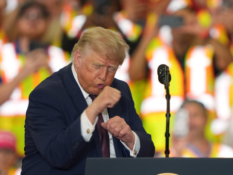 Iran: Trump fustige une résolution pour le retrait des troupes