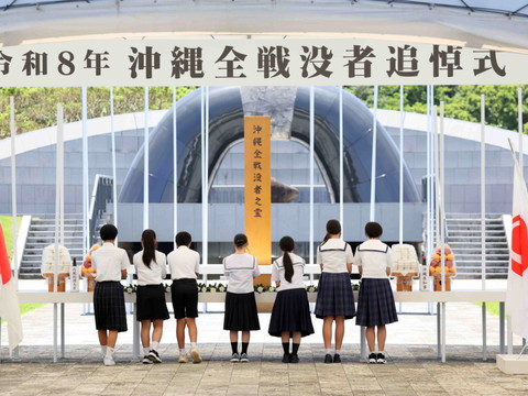 Pacifisme: la première ministre japonaise prise à partie