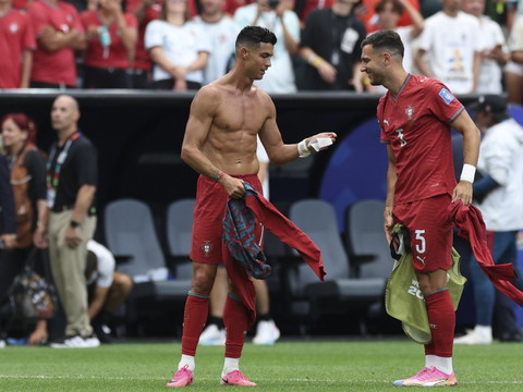 Ronaldo la joue comme Messi et Mbappé
