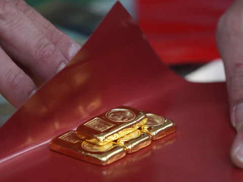 L'or chute sous la barre des 4000 dollars