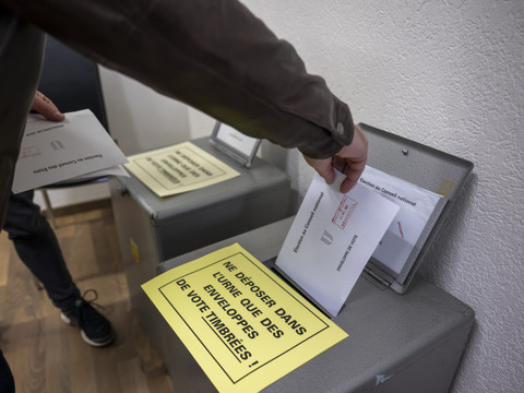 La moitié des votants en Suisse ont 60 ans ou plus