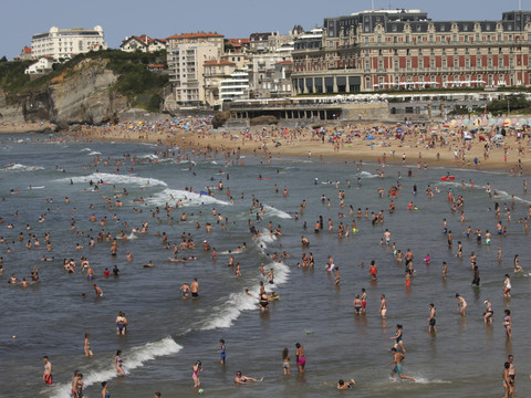 Un pan de falaise s'effondre dans la mer à Biarritz: un mort