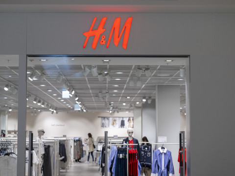 H&M: bénéfice net stable et ventes en repli au 2e trimestre