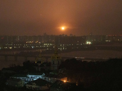 Ukraine: explosions à Kiev, visée par une attaque de missiles
