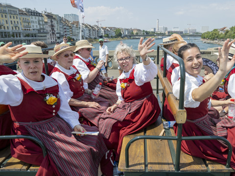 Fête fédérale de yodel: un cortège à travers Bâle sous la canicule