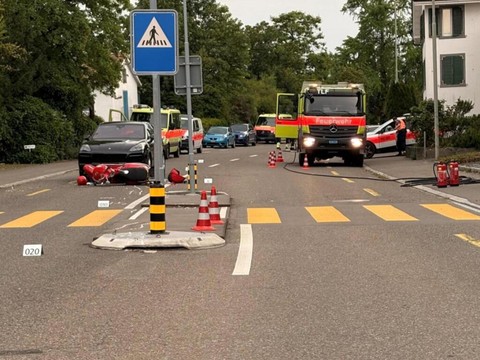 Stäfa (ZH): une scootériste trouve la mort dans un accident