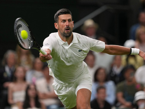 Wimbledon: Djokovic s'en sort en quatre sets au premier tour