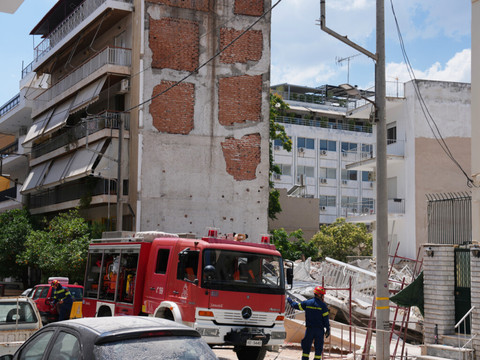 Un immeuble s'effondre à Athènes, recherches de victimes en cours