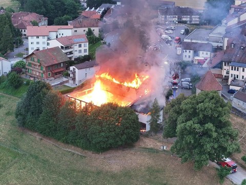 Une halle de gymnastique détruite par les flammes à Romont (FR)