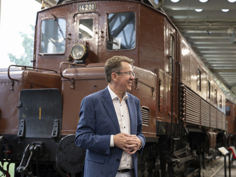 Le conseiller fédéral Albert Rösti visite le Musée des transports