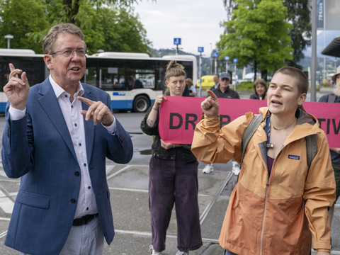 Des manifestants pour le climat surprennent Albert Rösti à Lucerne
