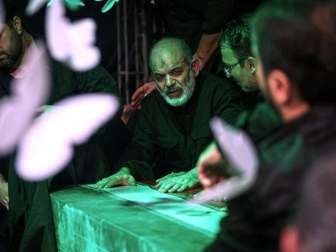 Premiers hommages devant la dépouille du guide suprême Khamenei