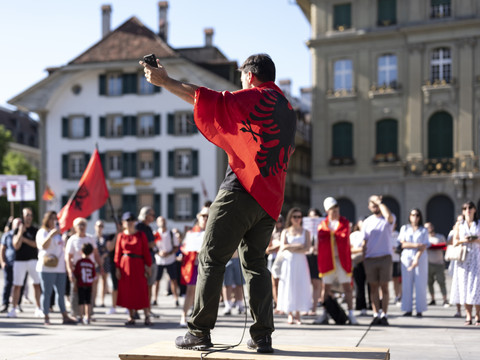 La diaspora albanaise manifeste à Berne contre la corruption