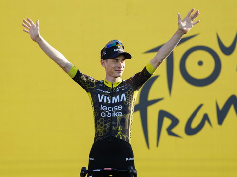 Visma l'emporte à Barcelone, Vingegaard premier maillot jaune