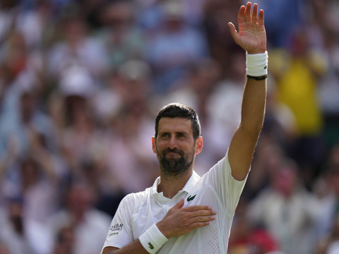 Novak Djokovic bat le record de Federer et file en quarts