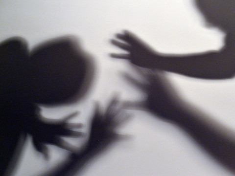 Nombre record d'enfants maltraités pris en charge en Suisse en 2025