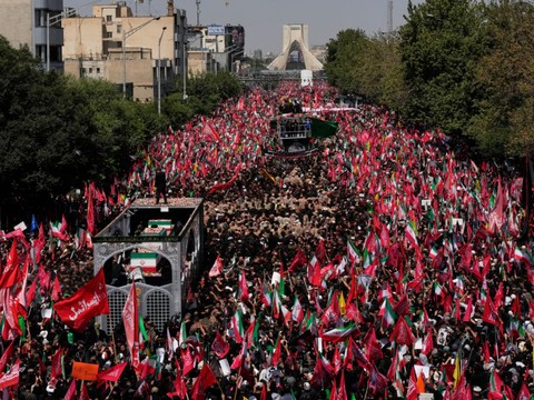 Téhéran noir de monde pour la procession funèbre de Khamenei