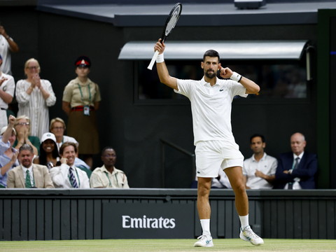 Qualifié au bout du suspense, Djokovic défiera Sinner en demies