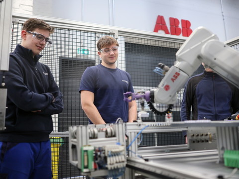 ABB et Roche élèveront ensemble des robots de laboratoire
