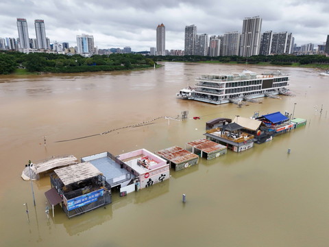 Chine: les secours en quête de sinistrés, un super-typhon menace